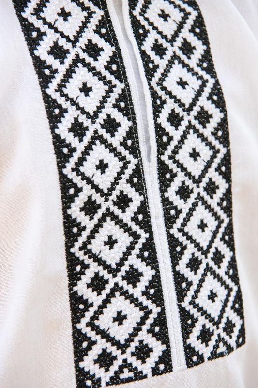 Вишиванка для хлопчика лляна Традиційна дитяча 3301234 льон 104см біла з чорним орнаментом